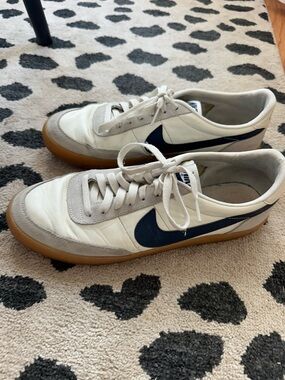 Nike Men’s White and Navy Low-Top Sneakers with Gum Sole